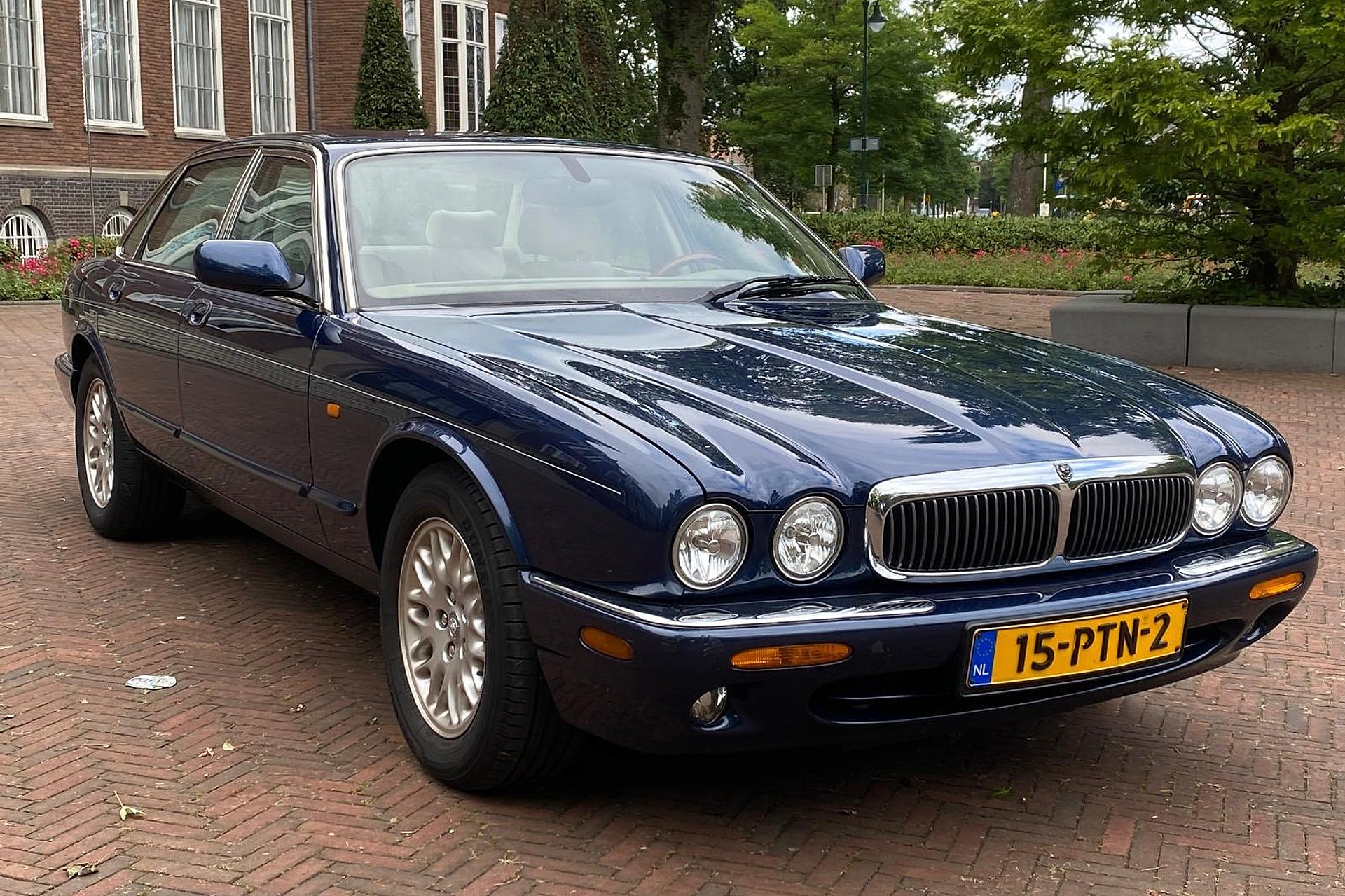 Jaguar XJ